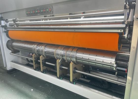 Изготовление гофрированной доски Гофрированный автокормильщик Флексопринтер Бесплатная пластинка Срезная машина с слотным устройством
